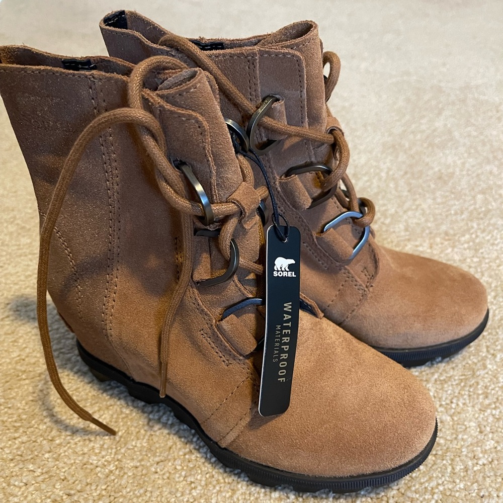 NWT Sorel Girls Joan of Arc Suede Camel Wedgie Booties Size 2